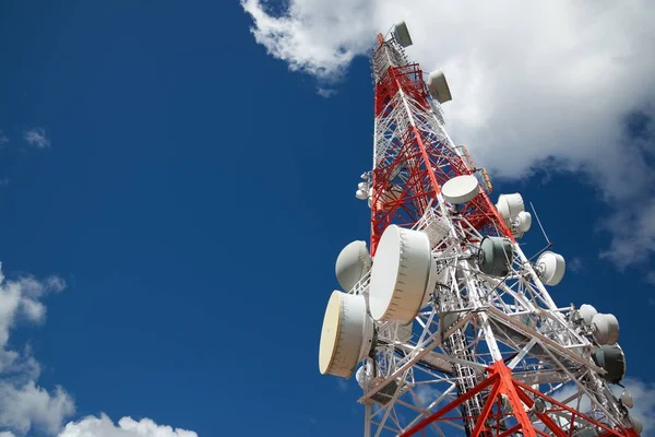 Telecomunicazioni vista torre — Foto Stock