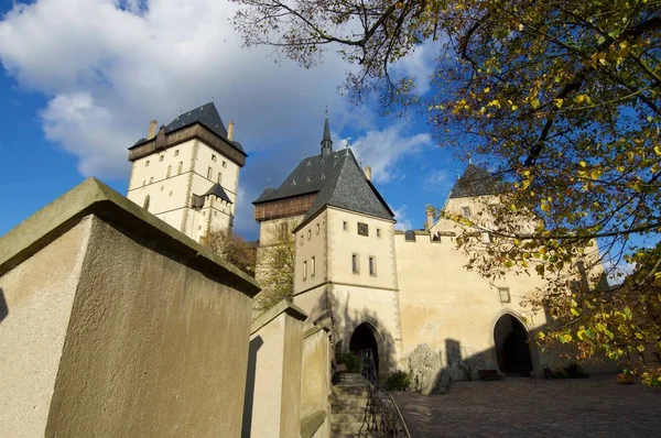 Výhledem na hrad Karlštejn — Stock fotografie