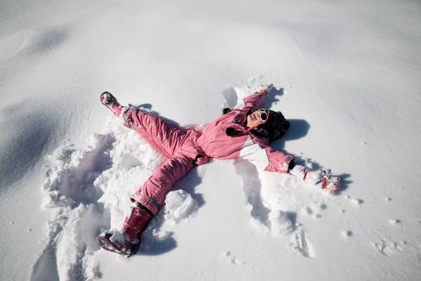 Játszik a hóban — Stock Fotó