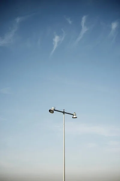 Streetlamp en de blauwe hemel — Stockfoto