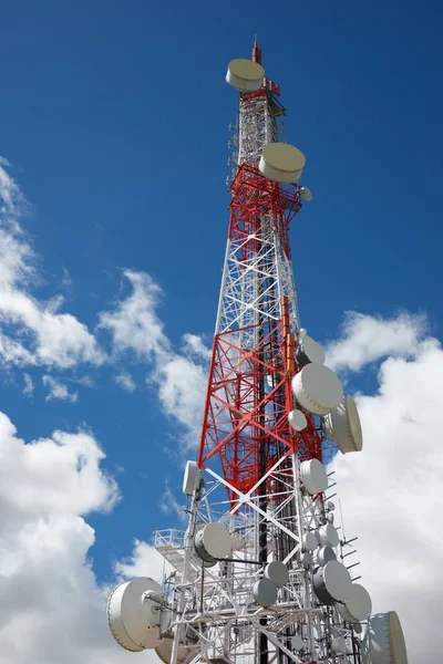 Телекомунікації башта подання — стокове фото