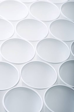 Tek kullanımlık plastik bardak büyük grup.