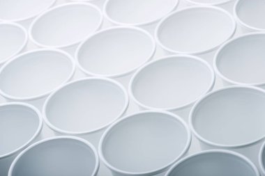 Tek kullanımlık plastik bardak büyük grup.