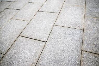 Taş döşeli bir caddenin zemininde.