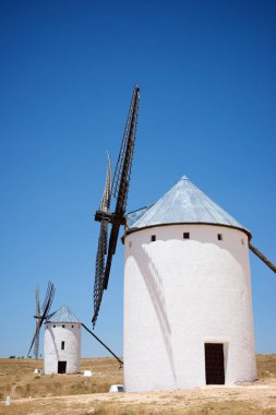 Campo de CRIPT, Ciudad Real Eyaleti, Castilla La Mancha, İspanya'daki yel değirmenleri.