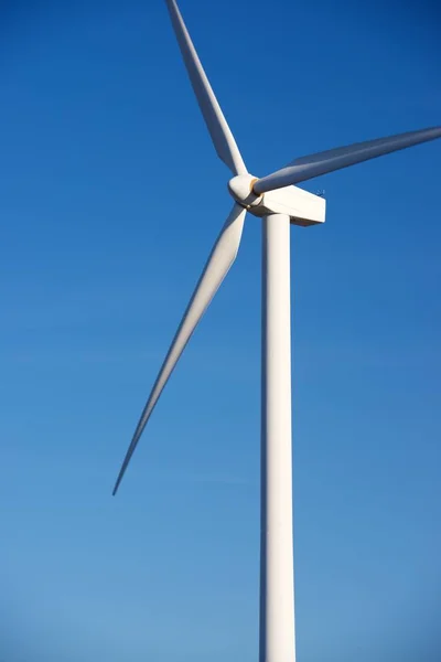 电力生产的风车西班牙阿拉贡自治区萨拉戈萨省 — 图库照片