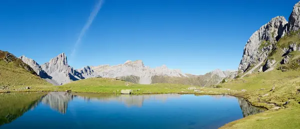 Vrcholy Odráží Ansabere Jezeře Lescun Cirque Aspe Údolí Pyreneje Francie — Stock fotografie