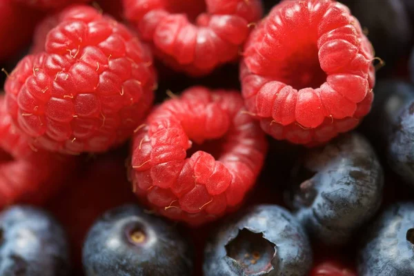 Raspberries and blueberries — Stock Photo, Image