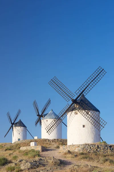 Don Kişot değirmenler. — Stok fotoğraf