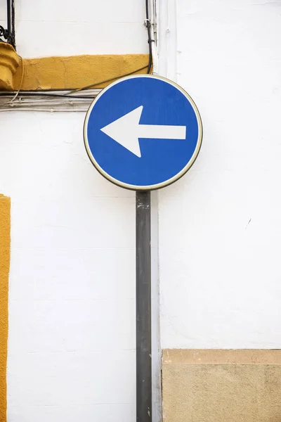 Υποχρεωτικό σήμα κατεύθυνσης — Φωτογραφία Αρχείου
