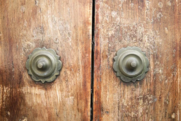 Gammal dörr i Cordoba, Spanien. — Stockfoto