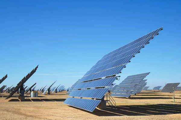 Fotovoltaïsche panelen bekijken — Stockfoto