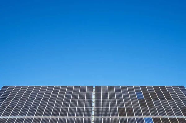 Vista de paneles fotovoltaicos — Foto de Stock