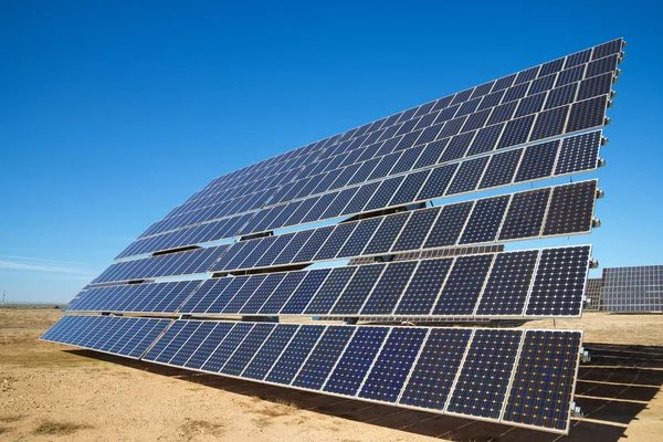 Vista de paneles fotovoltaicos — Foto de Stock