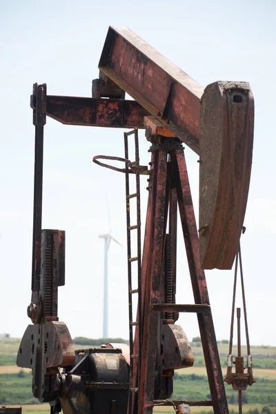 Ölquelle Und Windmühle Ayoluengo Lora Provinz Burgo Kastilien León Spanien — Stockfoto