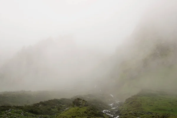 Mlha Údolí Lescun Pyreneese Francii — Stock fotografie