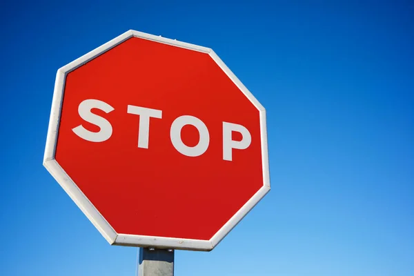 Зупинити Дорожній Знак Ясним Блакитним Небом — стокове фото