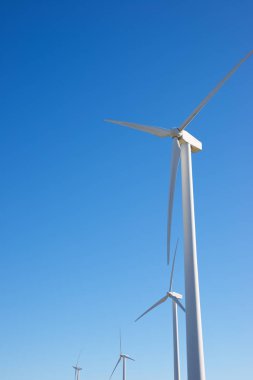 Elektrik üretimi için yel değirmenleri, Zaragoza Eyaleti, İspanya Aragon.