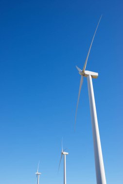 Elektrik üretimi için yel değirmenleri, Zaragoza Eyaleti, İspanya Aragon.