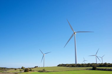 Elektrik üretimi için yel değirmenleri, Zaragoza Eyaleti, İspanya Aragon.