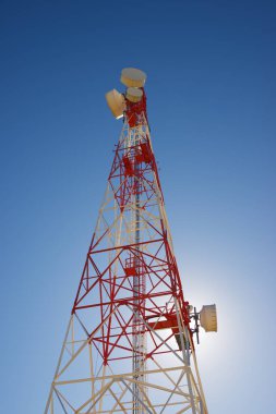 Açık mavi gökyüzü ile telekomünikasyon kulesi.