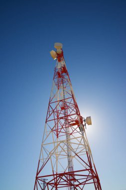 Açık mavi gökyüzü ile telekomünikasyon kulesi.