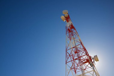 Açık mavi gökyüzü ile telekomünikasyon kulesi.