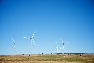 Elektrik üretimi için yel değirmenleri, Zaragoza Eyaleti, İspanya Aragon.