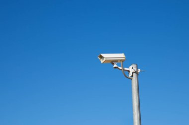 Gözetleme kamerasına yakın çekim ve açık gökyüzü.