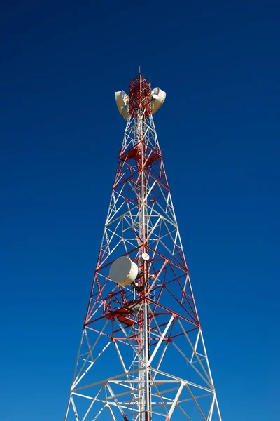 Torre Telecomunicações Com Céu Azul Claro — Fotografia de Stock