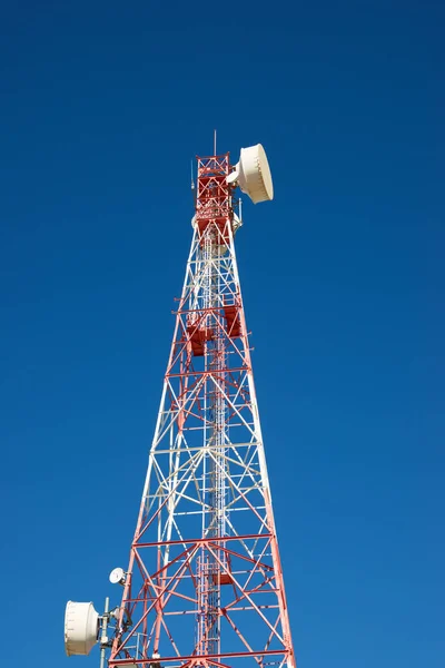 Wieża Telekomunikacyjna Jasnym Błękitnym Niebem — Zdjęcie stockowe