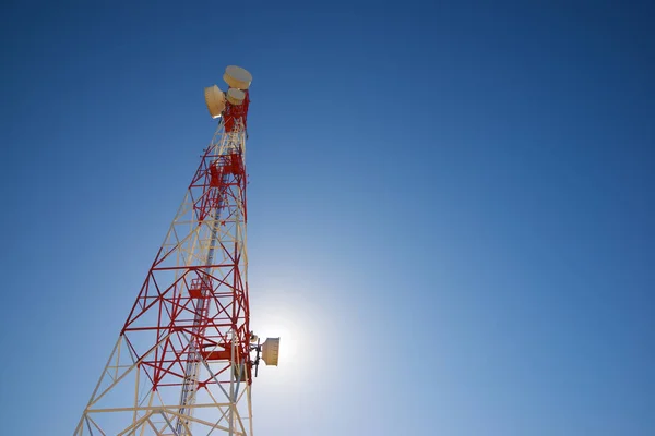 Açık Mavi Gökyüzü Ile Telekomünikasyon Kulesi — Stok fotoğraf