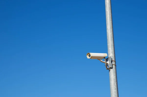 Fecho Uma Câmera Vigilância Céu Claro — Fotografia de Stock