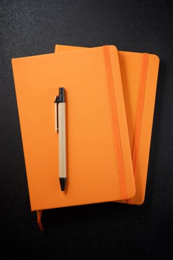 Siyah bir masada dizüstü bilgisayar görüntüsü.