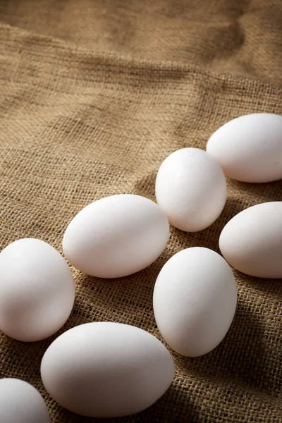 Αυγά Κοτόπουλου Ένα Κουρέλι Λινάτσα — Φωτογραφία Αρχείου