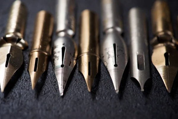 Nib Pennen Voor Kalligrafie Een Zwarte Tafel — Stockfoto