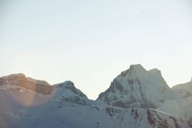 Canfranc Vadisi 'ndeki karlı zirve, Pireneler, Huesca, Aragon, İspanya.