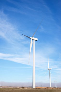 Elektrik üretimi için yel değirmenleri, Zaragoza Eyaleti, İspanya Aragon.