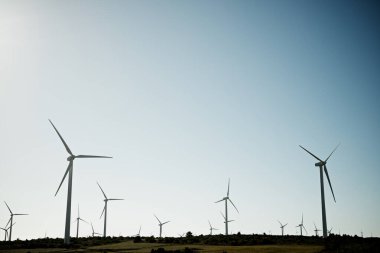 Elektrik üretimi için yel değirmenleri, Zaragoza Eyaleti, İspanya Aragon.