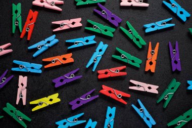 Siyah bir masanın üzerindeki küçük mandallar..