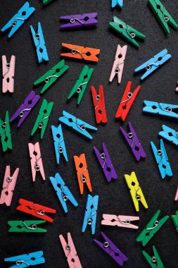 Siyah bir masanın üzerindeki küçük mandallar..