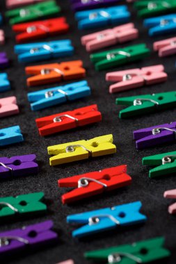 Siyah bir masanın üzerindeki küçük mandallar..