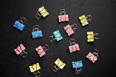 Siyah bir masaya kıskaçlar.