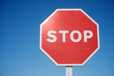Açık mavi gökyüzü ile trafik işaretini durdur.