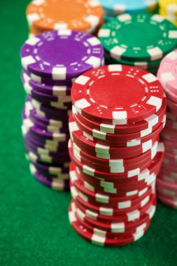 Yeşil hasırlı ve kumarhane fişleri olan bir oyun masası görüntüsü.