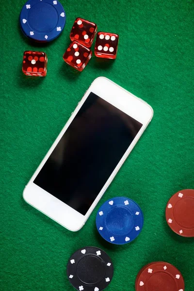 Smartphone Και Μάρκες Καζίνο Στοίβαγμα Μια Πράσινη Τσόχα — Φωτογραφία Αρχείου
