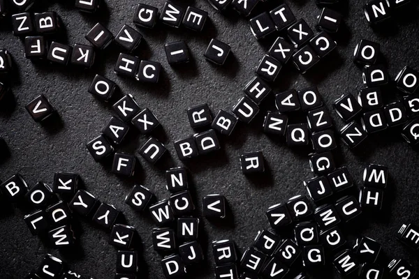 Buchstabenwürfel Auf Einem Schwarzen Tisch — Stockfoto