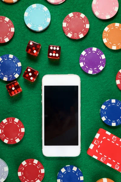 Smartphone Και Μάρκες Καζίνο Στοίβαγμα Μια Πράσινη Τσόχα — Φωτογραφία Αρχείου