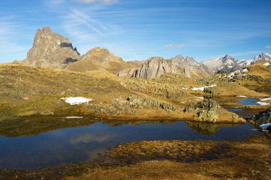 MIDI Dossau en yüksek bir gölde yansıyan. Ossau Valley, Pyrenees Milli Parkı, Pyrenees, Fransa.