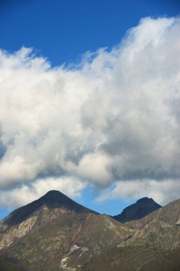 Tena Vadisi 'ndeki tepeler, Pireneler, Huesca Eyaleti, İspanya' daki Aragon.